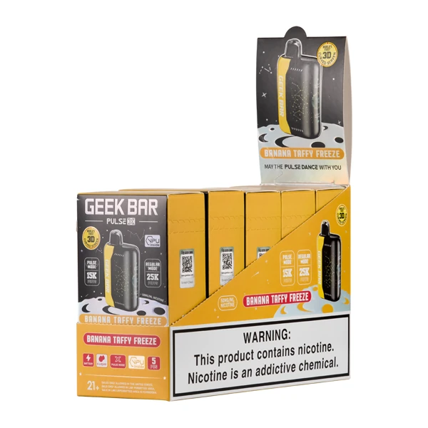 Mani che mostrano la ricarica USB-C di un best squonk mod Geek Bar con indicatore LED